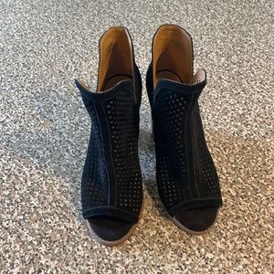 Like NEW lucky brand peep toe sandals